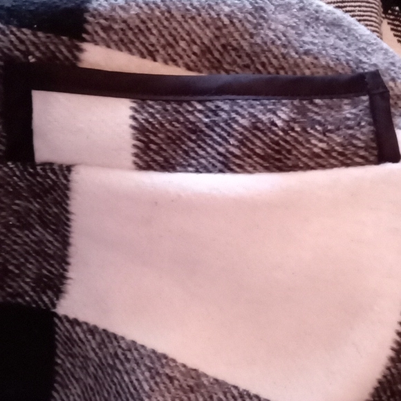 LADIES flowing Vest - Picture 3 of 11